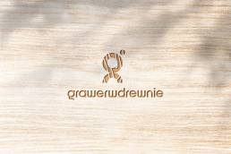 logo grawer w drewnie